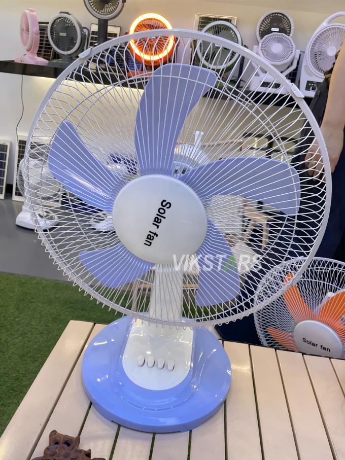 สําหรับแคมป์ฉุกเฉิน พัดลมโต๊ะพลังแสงอาทิตย์ 16 นิ้ว ประหยัดพลังงานด้วยหลอดไฟ 12