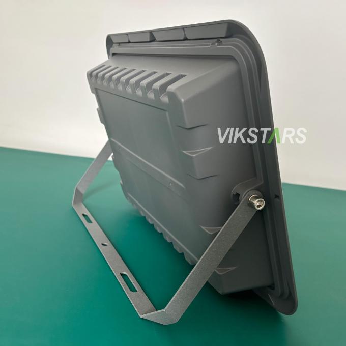 ไฟสปอร์ตไลท์โซลาร์เซลล์ขายดี 100W 200W 300W 400W พร้อมเลนส์ PC ไฟส่องสว่างกลางแจ้งสำหรับชนบท กันน้ำ IP65 ไฟสวนพลังงานแสงอาทิตย์ 6